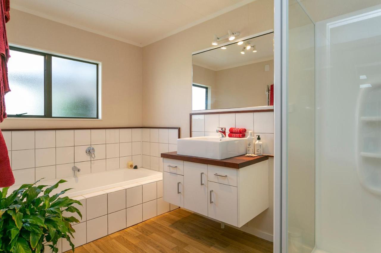 Lupin Lodge Bed & Breakfast Taupo Exterior photo